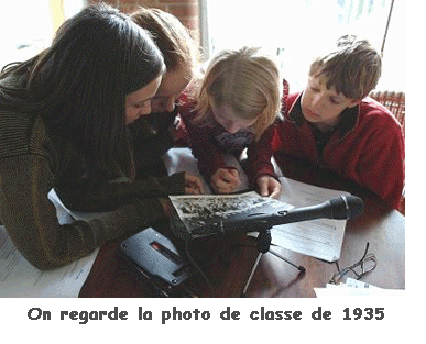 Les jeunes journalistes du Grand mchant loup regarde la photo de classe de 1935.
