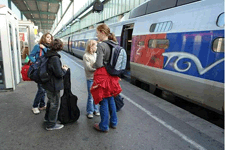 Les jeunes journalistes au bar du TGV.