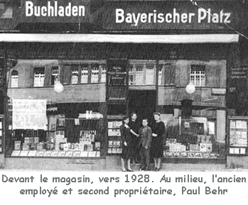 Devant le magasin, vers 1928. Au milieu, l'ancien employ et le second propritaire, Paul Behr.