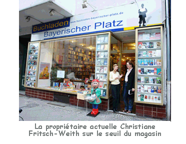 La propritaire actuelle de la librairie Bayerischer Platz, Christiane Fritsch-Weith, sur le seuil du magasin.