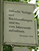 Panneau indiquant l'interdiction de travailler pour les libraires et les diteurs juifs pendant la priode nazie.