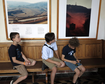 Bei der Ausstellung Amazonien. Eine indianische Kulturlandschaft mit Clarita Müller-Plantenberg und den Kinderreportern des Bösen Wolfs