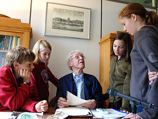 Im Französischen Gymnasium: Hartmut von Hentig und die Kinderreporter des Bösen Wolfes