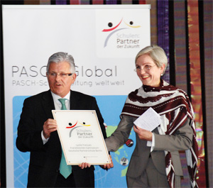 La directrice allemande du Lycée Français de Berlin lors de la remise de la PASCH Plakette