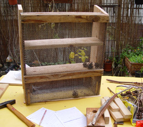 Notre hôtel pour insectes en deuxième phase de construction