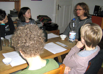 les jeunes reporters du Grand méchant loup interviewant Jens Gröger de l'Institut d'écologie à Berlin