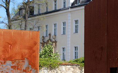 Schloss Kreisau im Hintergrund, vorn Ausstelungstafel