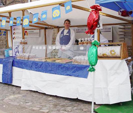 Stande mit Bonbons und Schokolade bei der Domäne Dahlem