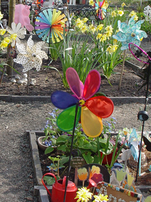 Petits moulins à vent dans le jardin des anges