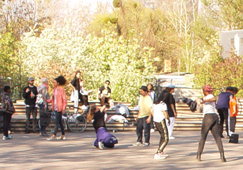 Tanzgruppe im Park am Gleisdreieck