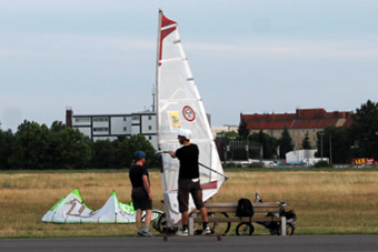 Segel Skate auf dem Tempelhofer Feld