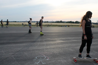 Rolkarze na starym pasie startowym lotniska Tempelhof