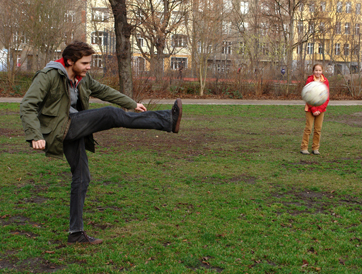 Daniel Brhl jouant au foot avec les enfants