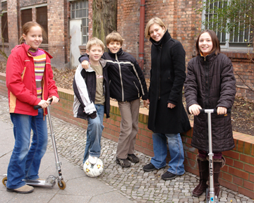 Die Schauspielerin Julia Jentsch mit den Kinderreportern des Bsen Wolfes