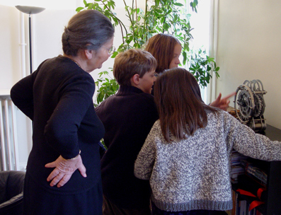 Foto der Kinderreporter im Interview mit der franzsischen Politikerin Simone Veil