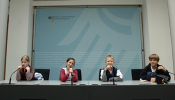 Les jeunes reporters dcouvrent les bureaux de la Chancellerie.