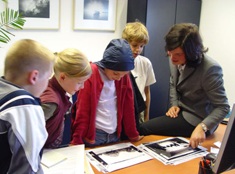 Julia Fassbender, photographe officielle  la Chancellerie allemande, et les jeunres reporters du Grand mchant loup.