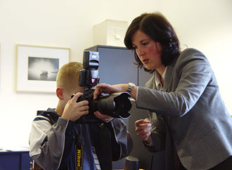 Un mchant loup dcouvre le matriel de photographe.