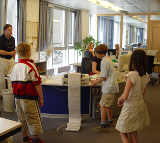 Les journalistes du Grand mchant loup dcouvrent les bureaux de l'AFP avec Clemens Wortmann.