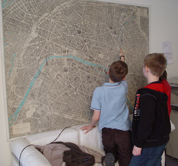 Les jeunes journalistes du Grand mchant loup dcouvre le grand plan de Paris dans le bureau de Romain Leick