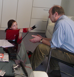 Romain Leick, correspondant de l'hebdomadaire Der Spiegel et les jeunes journalistes du Grand mchant loup.